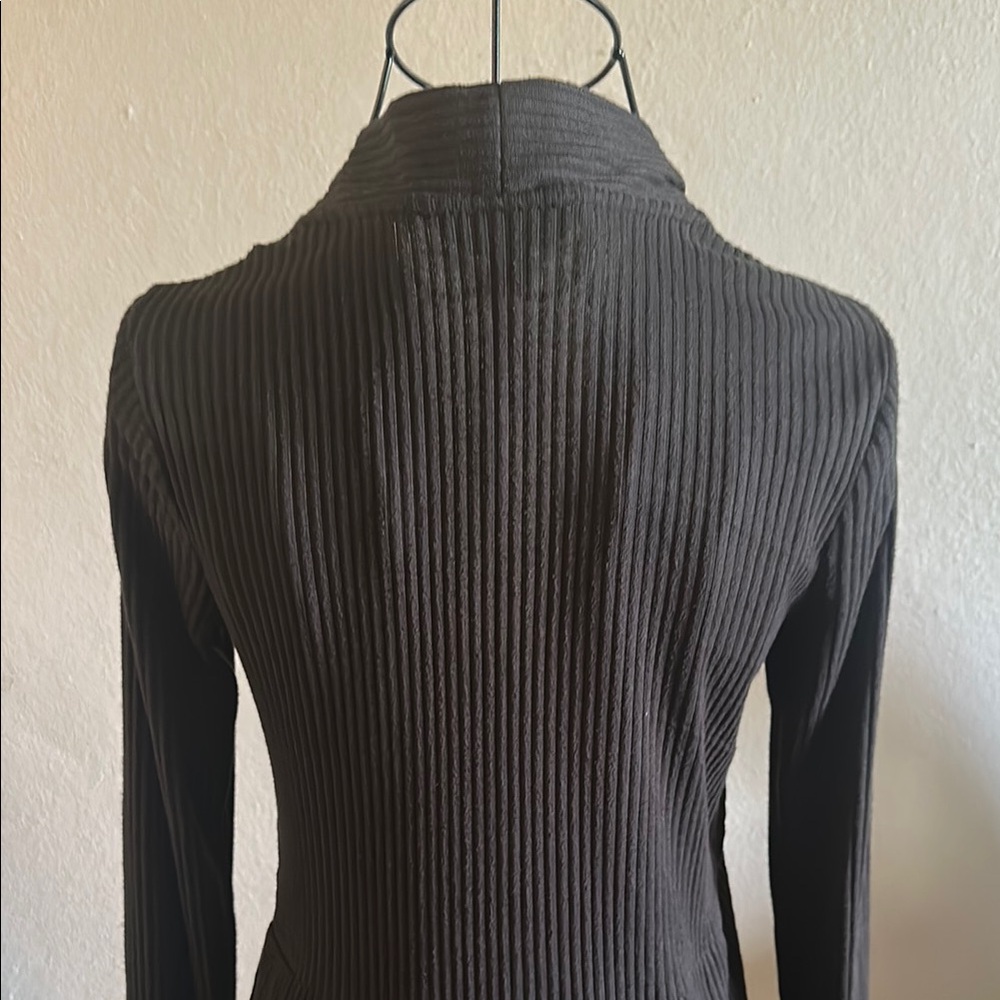 Black Ribbed Open Front Cardigan with Ruffle Bottom. - Picture 8 of 9
